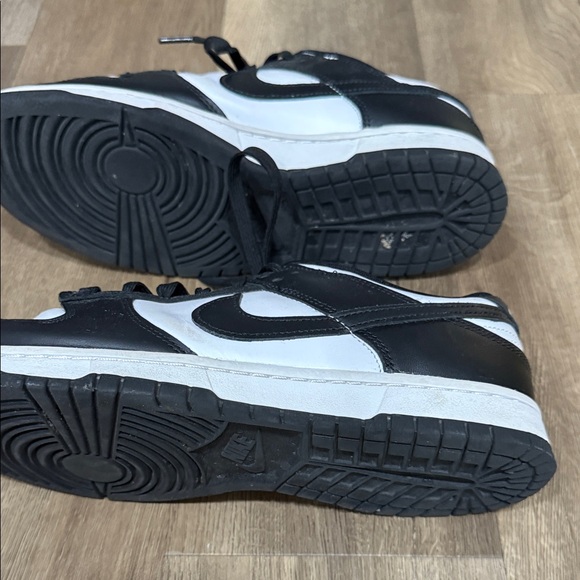 Nike Men's Classic Black and White Sneakers - Picture 6 of 14